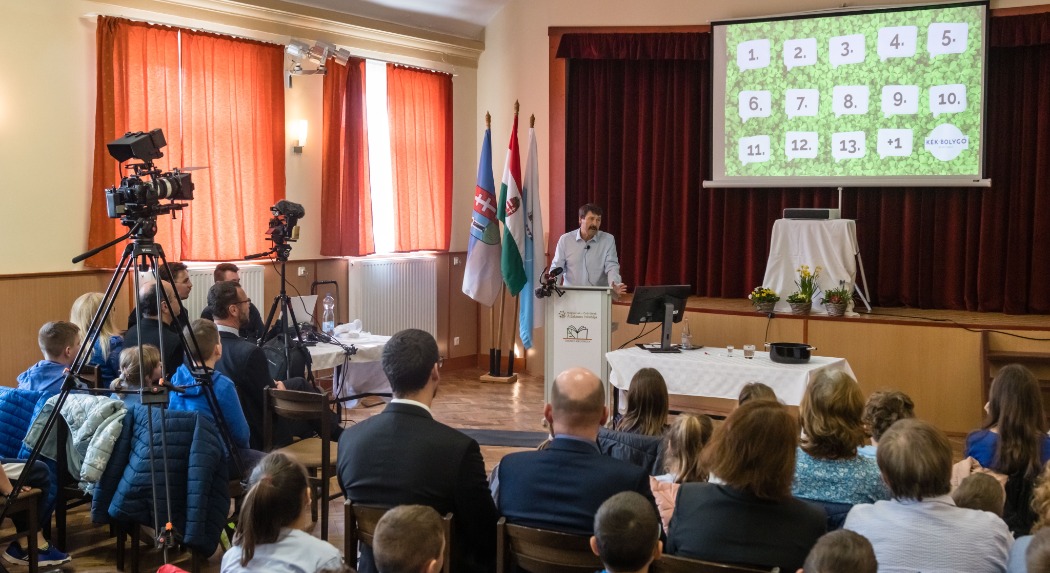 Kék bolygó - Áder János: fel kell készíteni a gyerekeket arra, ha a digitális univerzum sötét oldalával találkoznak