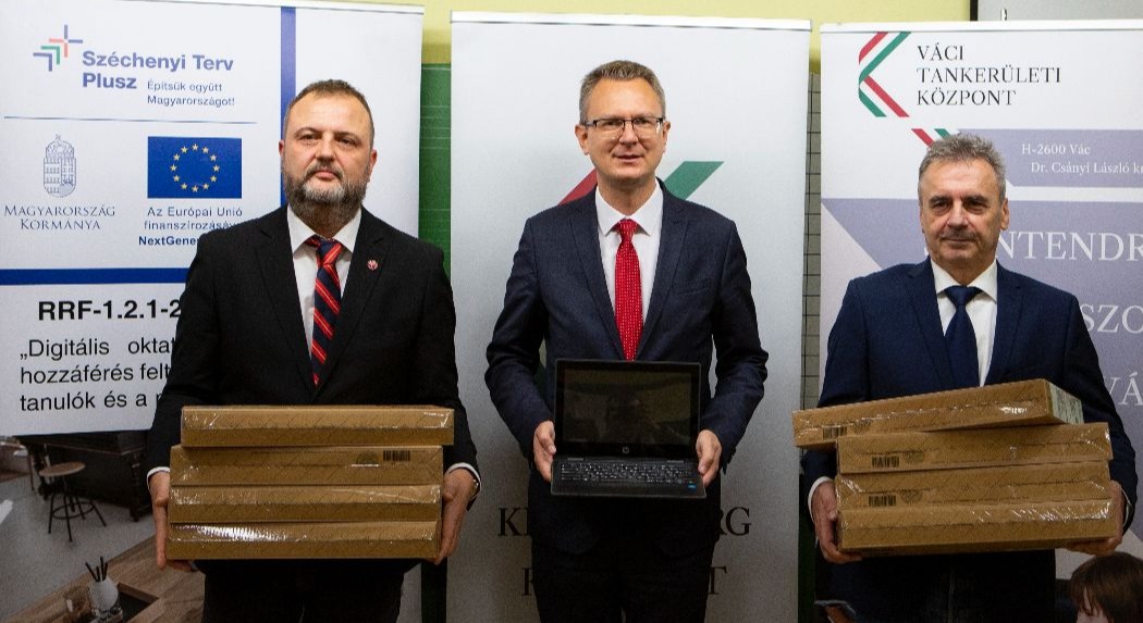 Rétvári Bence: folytatódik a laptopok kiosztása a diákoknak