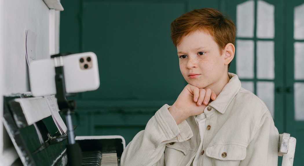 NMHH: egyszerű beállításokkal a gyermekek digitális biztonságáért