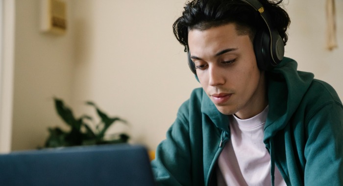 Állami intézmények informatikai rendszerét törte fel egy tinédzser