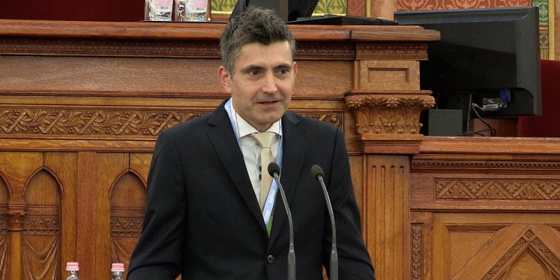 Soltész Attila: a Mátirx kék és piros pirulája között kell választani