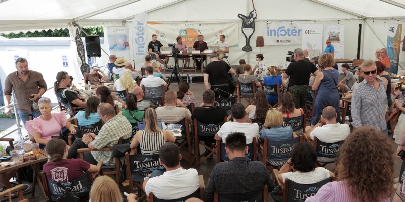 Influenszerek vagy véleményvezérek? Ki fújja a passzátszelet?